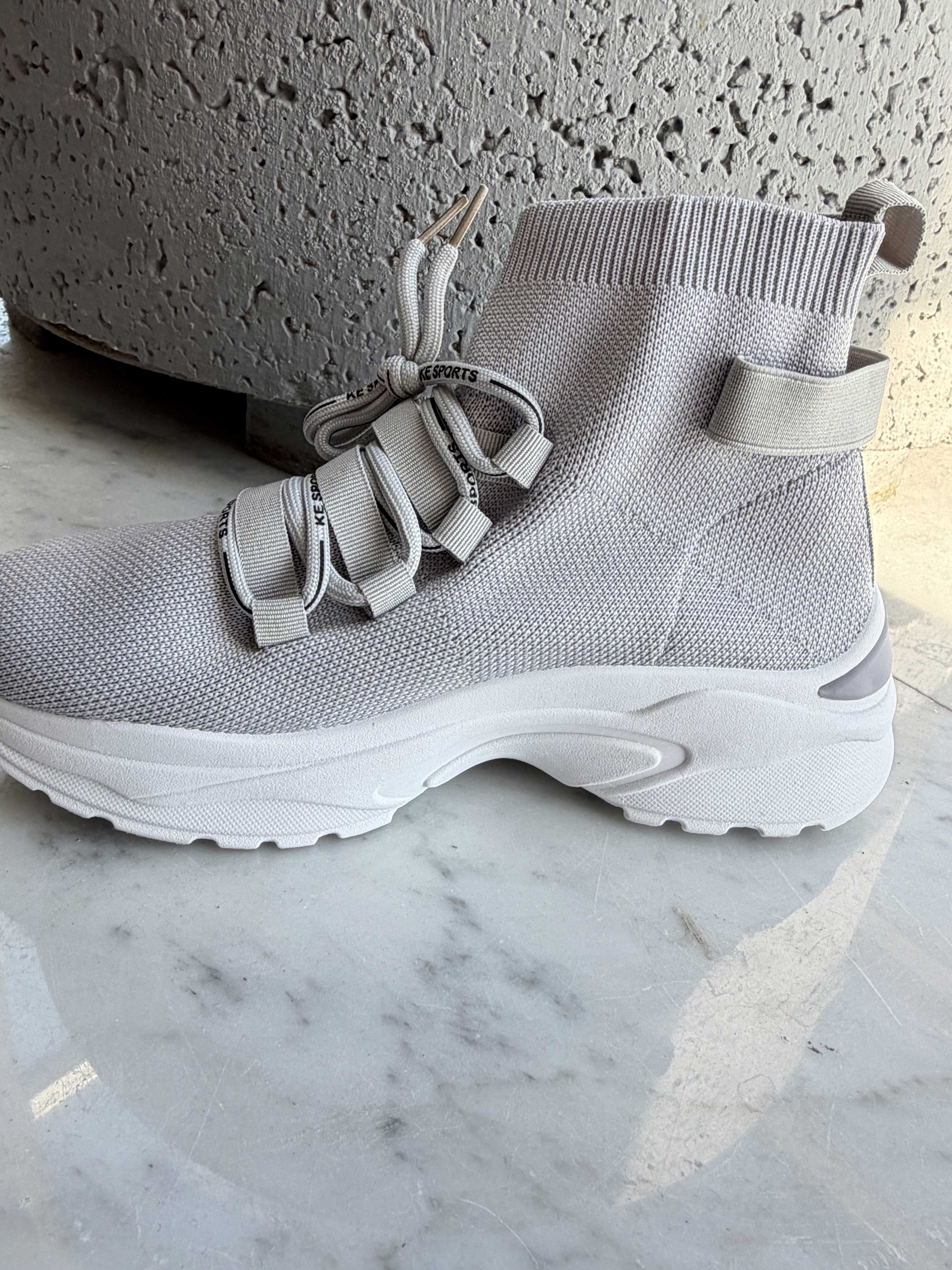 Deysi – Trendiga sock-sneakers med textdetaljer på skosnörena